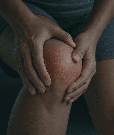 Pessoa segurando o joelho com dor de artrose