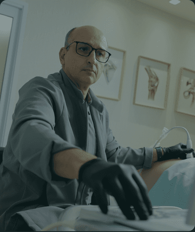 Dr. Marcel realizando procedimento guiado por ultrassom